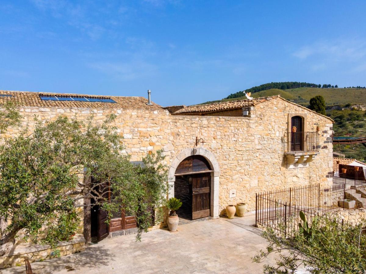 Masseria Fortificata Lo Zafferaneto Buccheri ภายนอก รูปภาพ