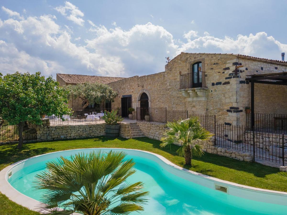 Masseria Fortificata Lo Zafferaneto Buccheri ภายนอก รูปภาพ