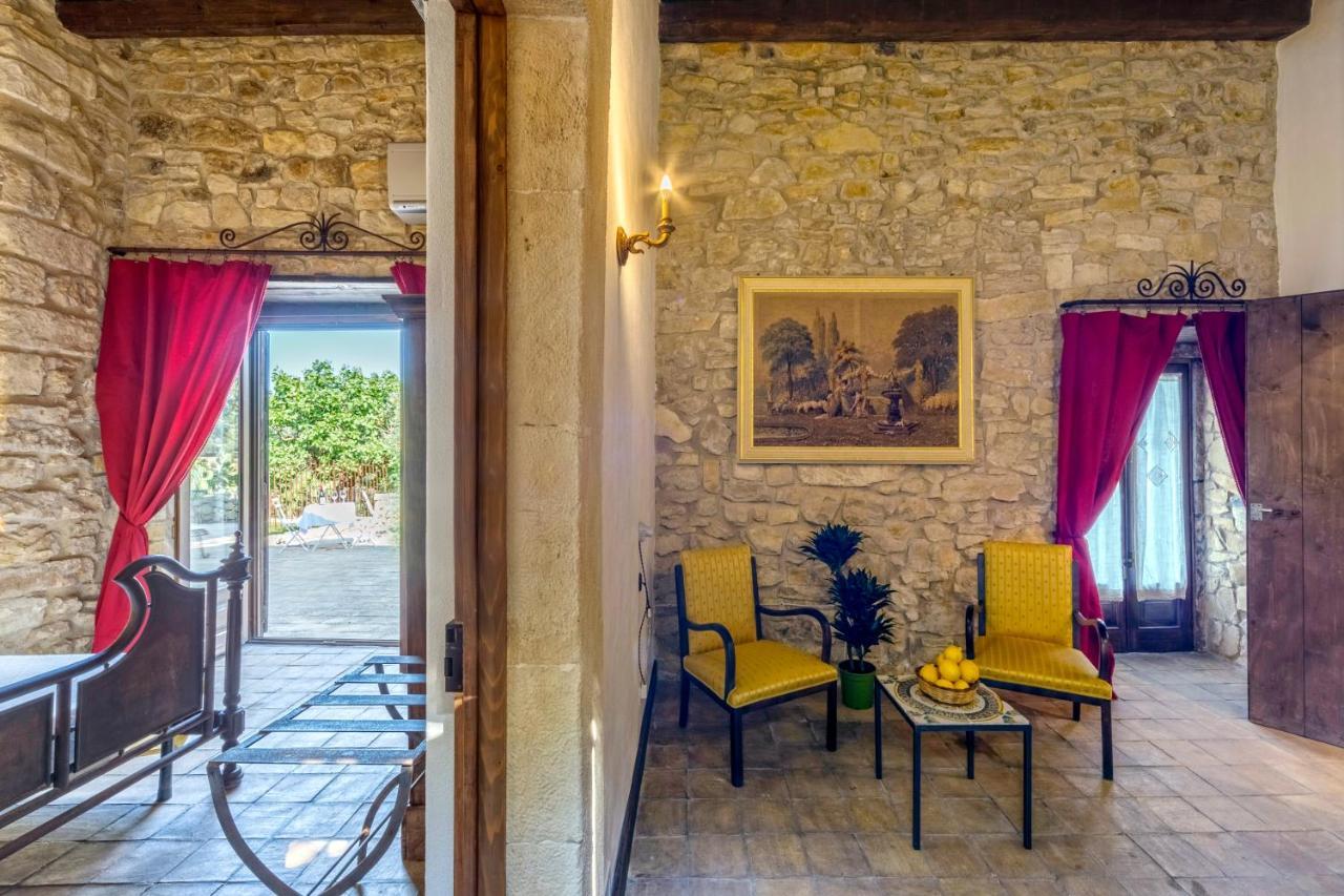 Masseria Fortificata Lo Zafferaneto Buccheri ภายนอก รูปภาพ