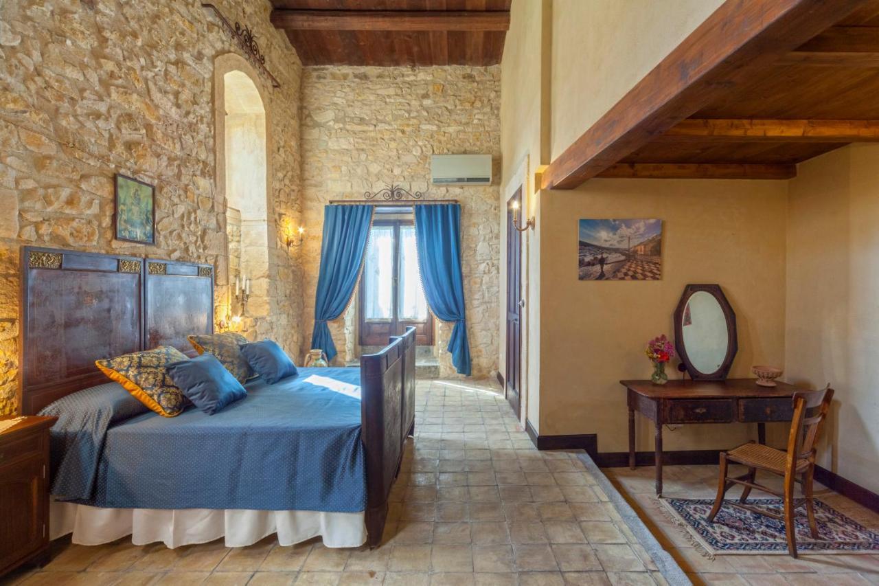 Masseria Fortificata Lo Zafferaneto Buccheri ภายนอก รูปภาพ