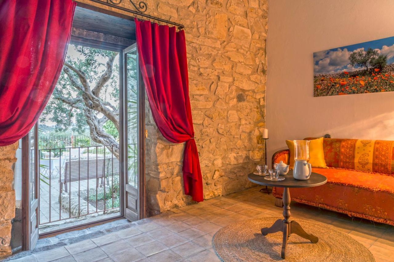 Masseria Fortificata Lo Zafferaneto Buccheri ภายนอก รูปภาพ