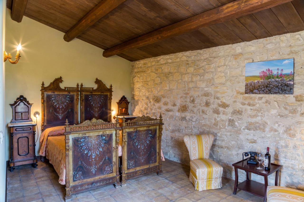 Masseria Fortificata Lo Zafferaneto Buccheri ภายนอก รูปภาพ