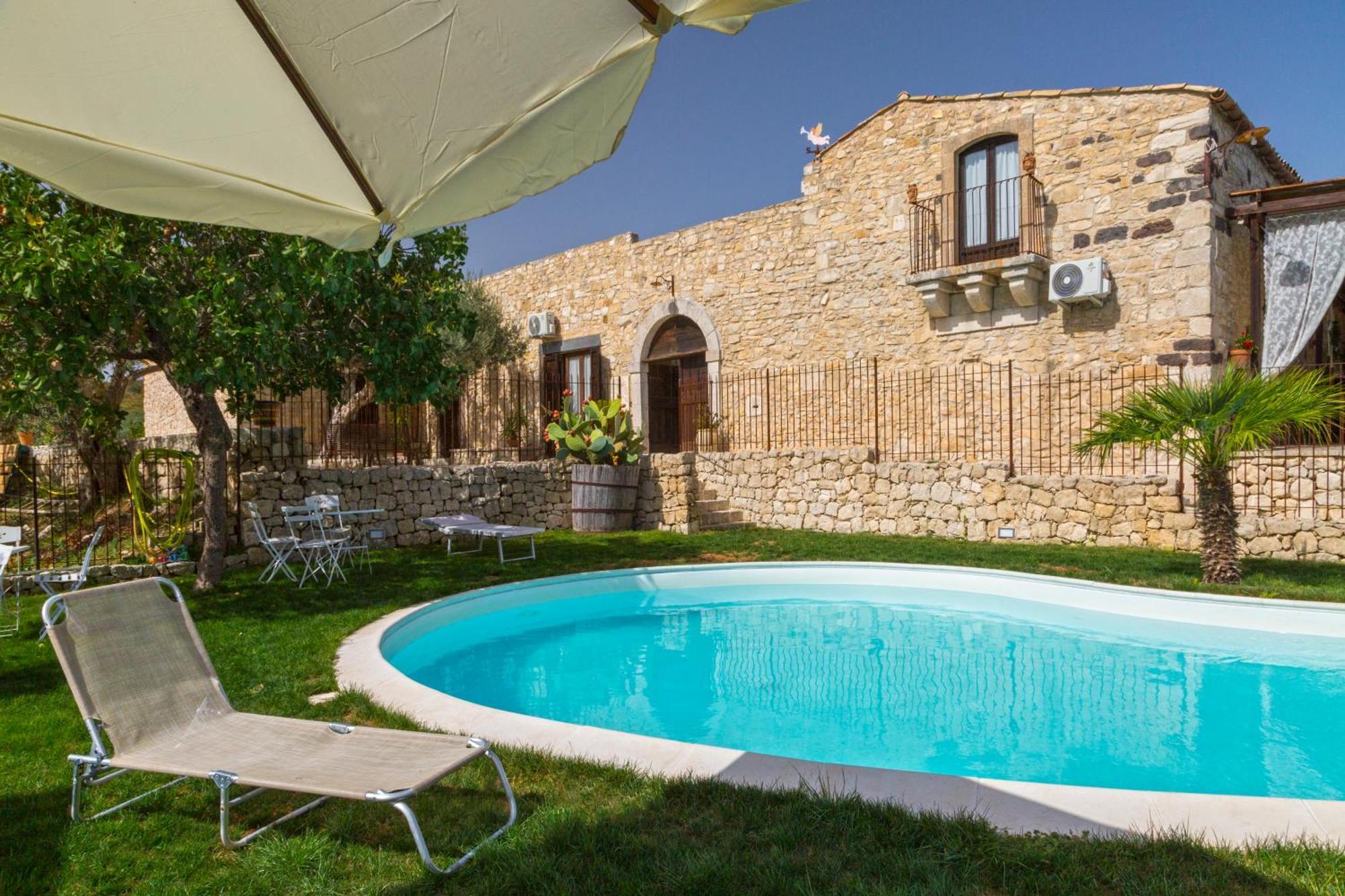 Masseria Fortificata Lo Zafferaneto Buccheri ภายนอก รูปภาพ
